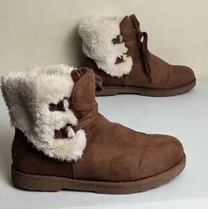 Makalu Rochelle 8.5M Stylish Chestnut Cream Suede Boots Faux Fur